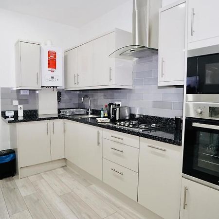 E2M Stays Lovely Apt Close To Ilford Station With Free Parking Екстериор снимка