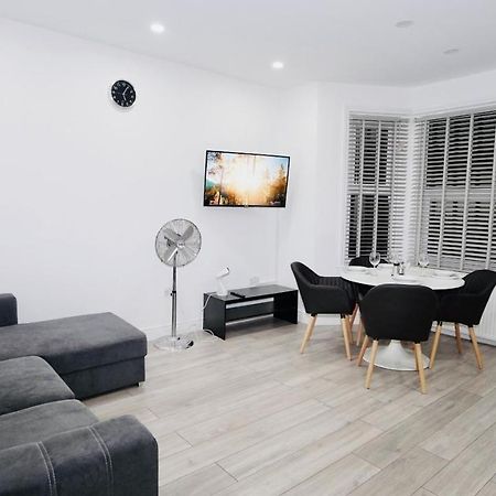 E2M Stays Lovely Apt Close To Ilford Station With Free Parking Екстериор снимка