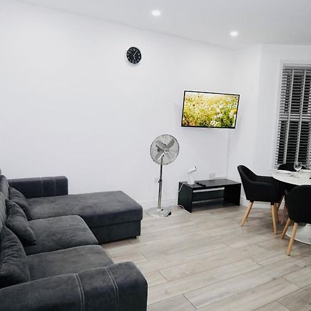 E2M Stays Lovely Apt Close To Ilford Station With Free Parking Екстериор снимка