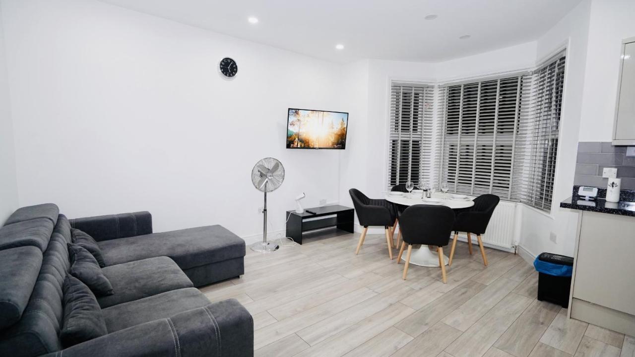 E2M Stays Lovely Apt Close To Ilford Station With Free Parking Екстериор снимка