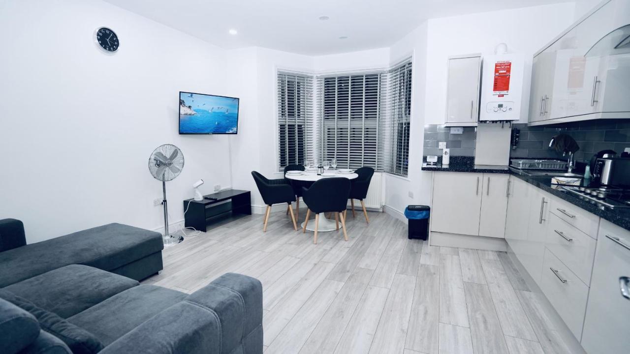 E2M Stays Lovely Apt Close To Ilford Station With Free Parking Екстериор снимка