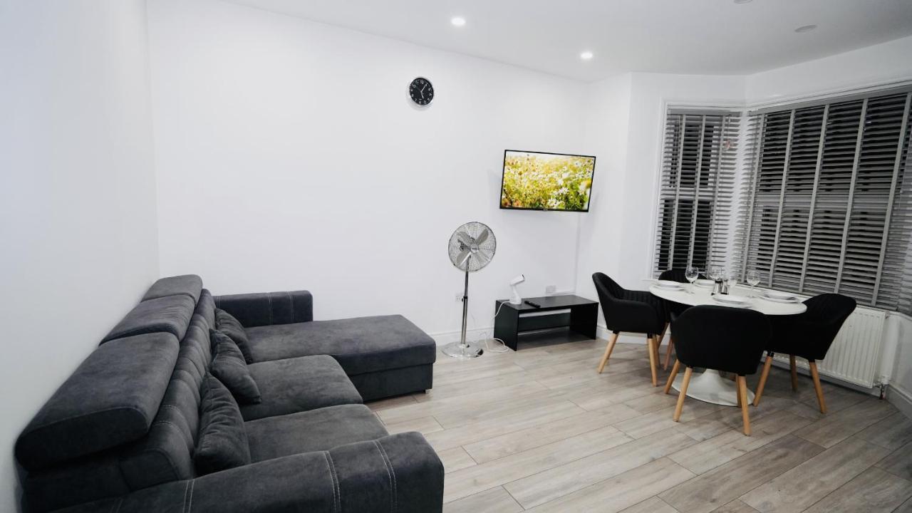 E2M Stays Lovely Apt Close To Ilford Station With Free Parking Екстериор снимка